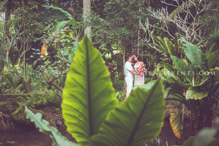 свадьба на бали, свадебная церемония на бали, свадьба в тропическом лесу