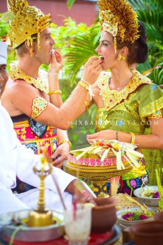 Традиционная свадьба на бали, свадебная церемония в костюмах, организация свадьбы на бали 