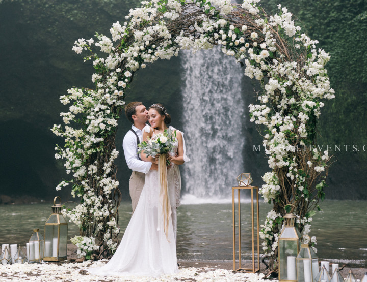 Тренд 2019! Стильная Свадьба Белых Бугенвиллий на водопаде в тропических джунглях Бали